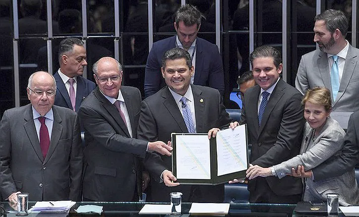 Alckmin, Alcolumbre e Motta (centro) comemoram a promulgação