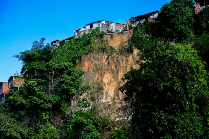 Maceió, 10 de março de 2026

Área urbanizada em alta declividade construída em encostas íngremes que oferecem risco aos moradores, triplicou em Alagoas, Brail.

Foto:@Ailton Cruz