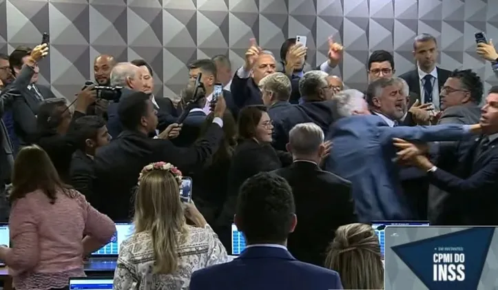 Parlamentares governistas protestaram contra a forma de votação