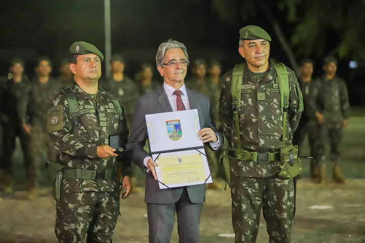 Presidente do TJAL, FÁBIO BITTENCOURT foi agraciado nesta semana com certificados de Amigo do Batalhão e Colaborador Emérito do Exército, durante as comemorações dos 187 anos do 59º BIMTz. A homenagem foi entregue pelo comandante do batalhão, tenente-coronel MÁRCIO ROBÉRIO (esq.), e pelo comandante Militar do Nordeste, CARLOS MACHADO (dir.)