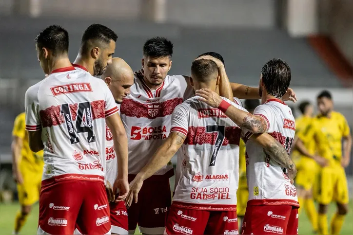 Jogadores festejam o sexto gol do CRB, feito por Luiz Phellype