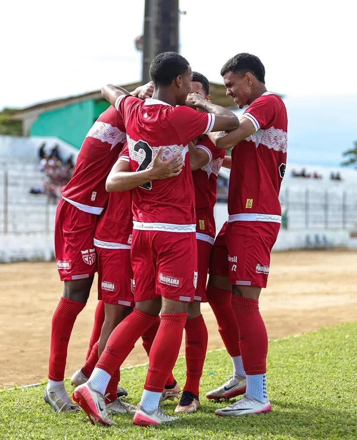 Jogadores do CRB comemoram o gol da vitória sobre o Dimensão