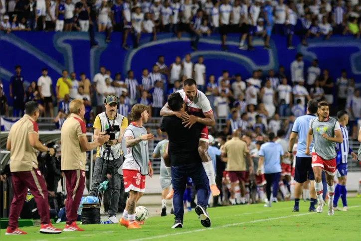 Mikael comemora com o técnico Barroca o gol marcado pelo CRB