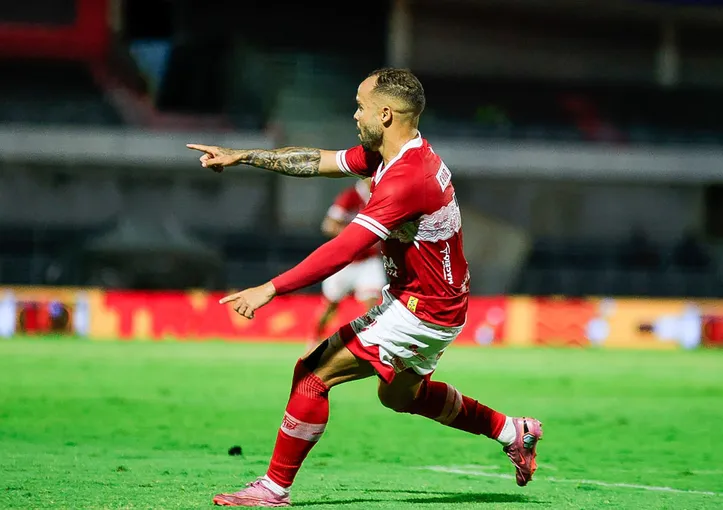 Herói do CRB na partida, Douglas Baggio comemora o seu gol