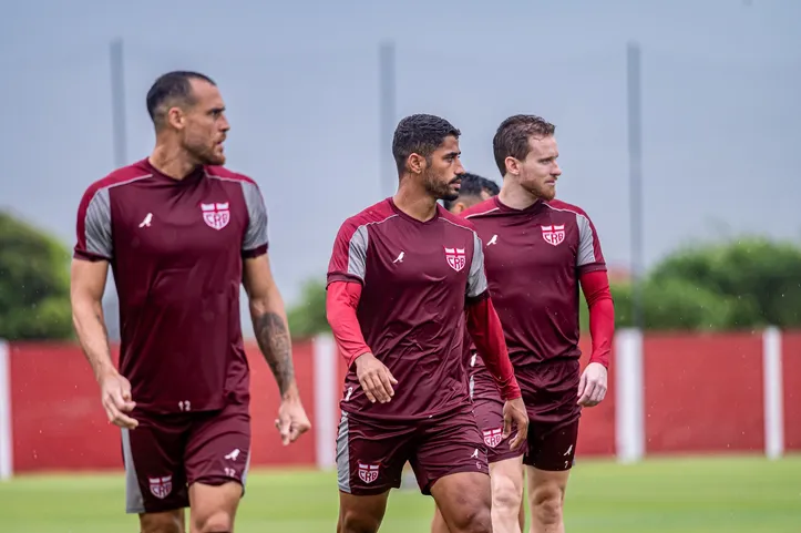 Pedro Castro, Hereda e Lucas Lovat durante treinamento no CRB