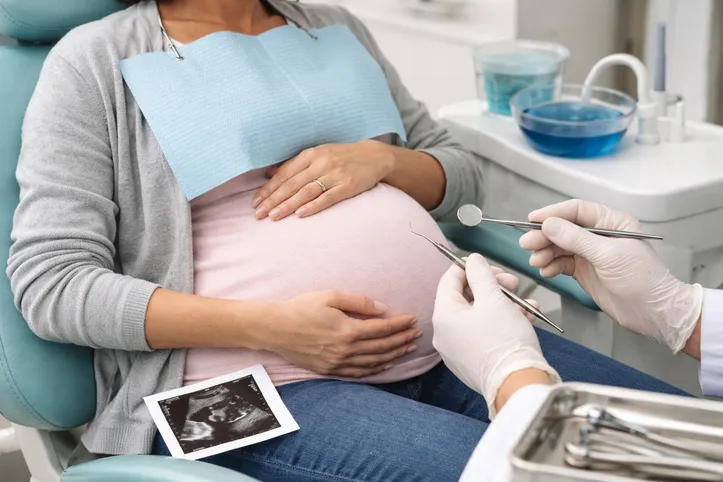 Dentista alerta para relação entre saúde bucal e hormonal da mulher