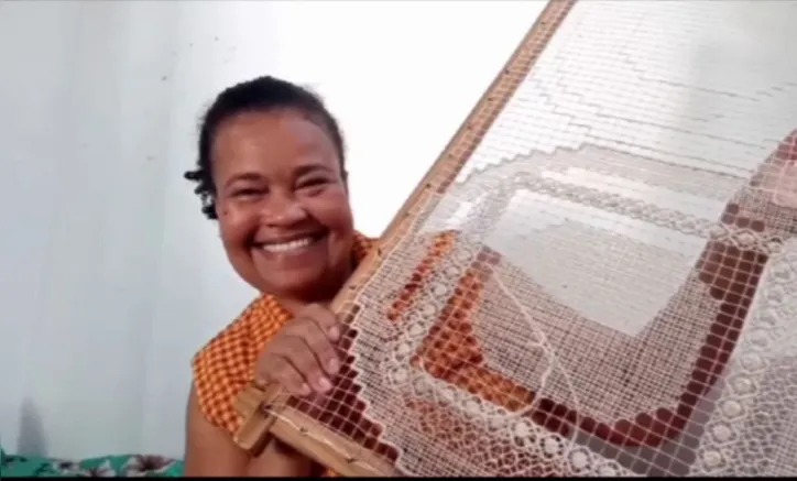 Imagem ilustrativa da imagem Dia do Artesão: Dete faz da tradição do filé uma conexão do Pontal com o mundo