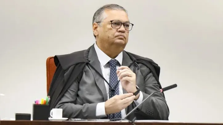Dino vetou criação de leis que instituam pagamentos acima do teto