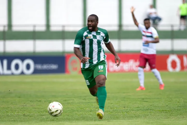 Léo Itaperuna, de 36 anos, é destaque e artilheiro do Murici nesta temporada