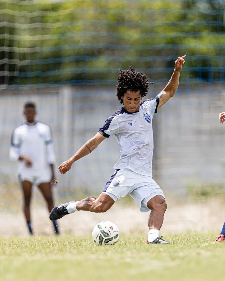 Kayllan durante treinamento do Azulão nessa quinta-feira (19)