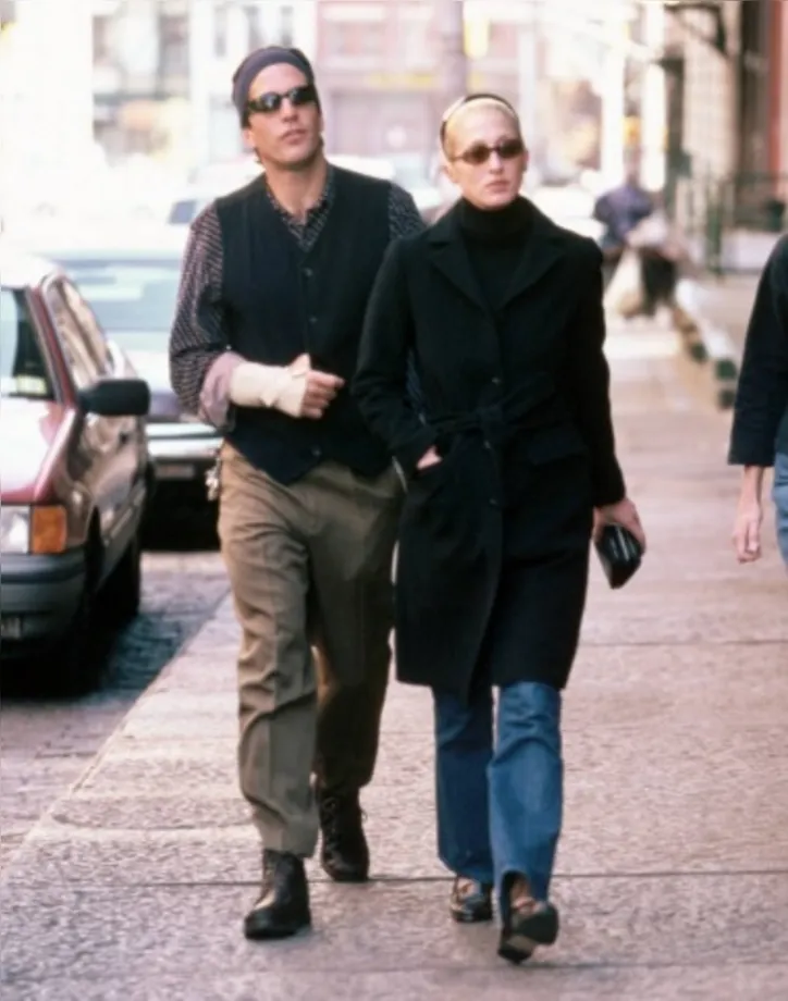 Imagem ilustrativa da imagem Em série, estilo minimalista de Carolyn Bessette volta aos holofotes