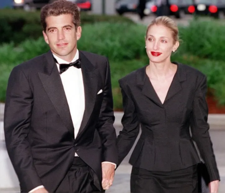 Imagem ilustrativa da imagem Em série, estilo minimalista de Carolyn Bessette volta aos holofotes
