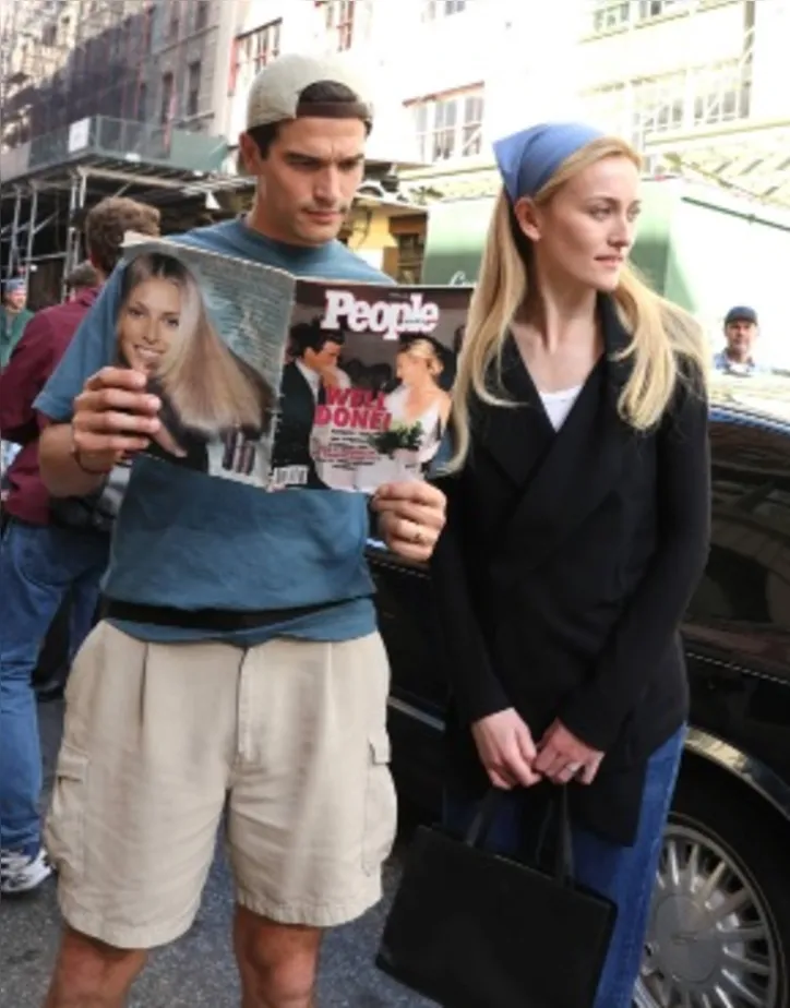 Imagem ilustrativa da imagem Em série, estilo minimalista de Carolyn Bessette volta aos holofotes