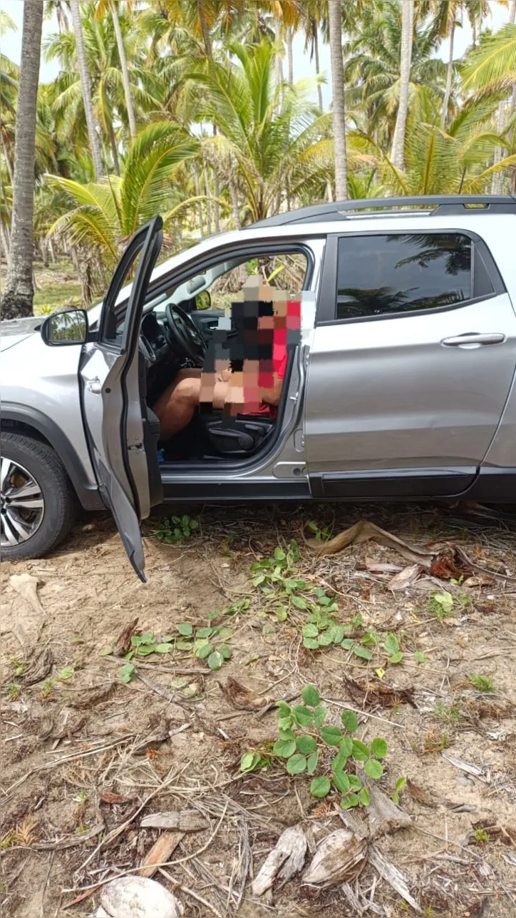 Corpo foi encontrado dentro de veículo em área de coqueiral