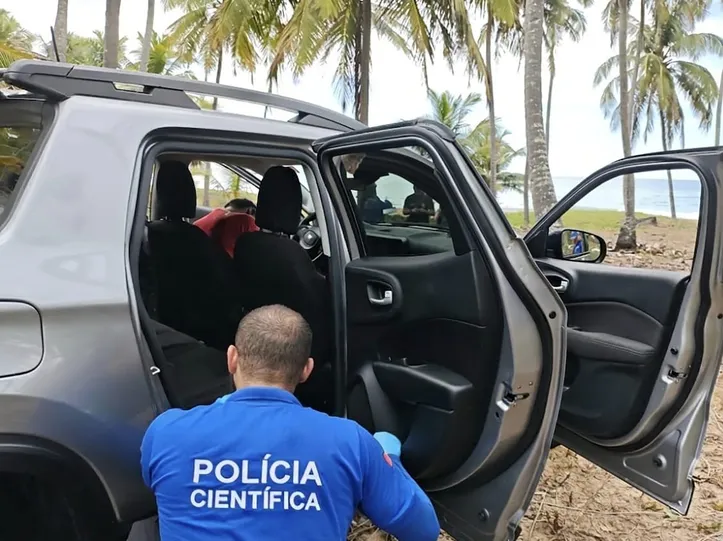 Corpo foi encontrado dentro de veículo em área de coqueiral