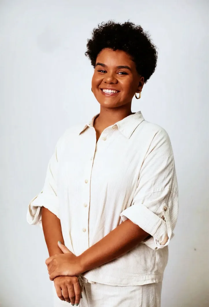 Imagem ilustrativa da imagem Entre o verso e o sentir, a poesia da arapiraquense Giovanna Lunetta