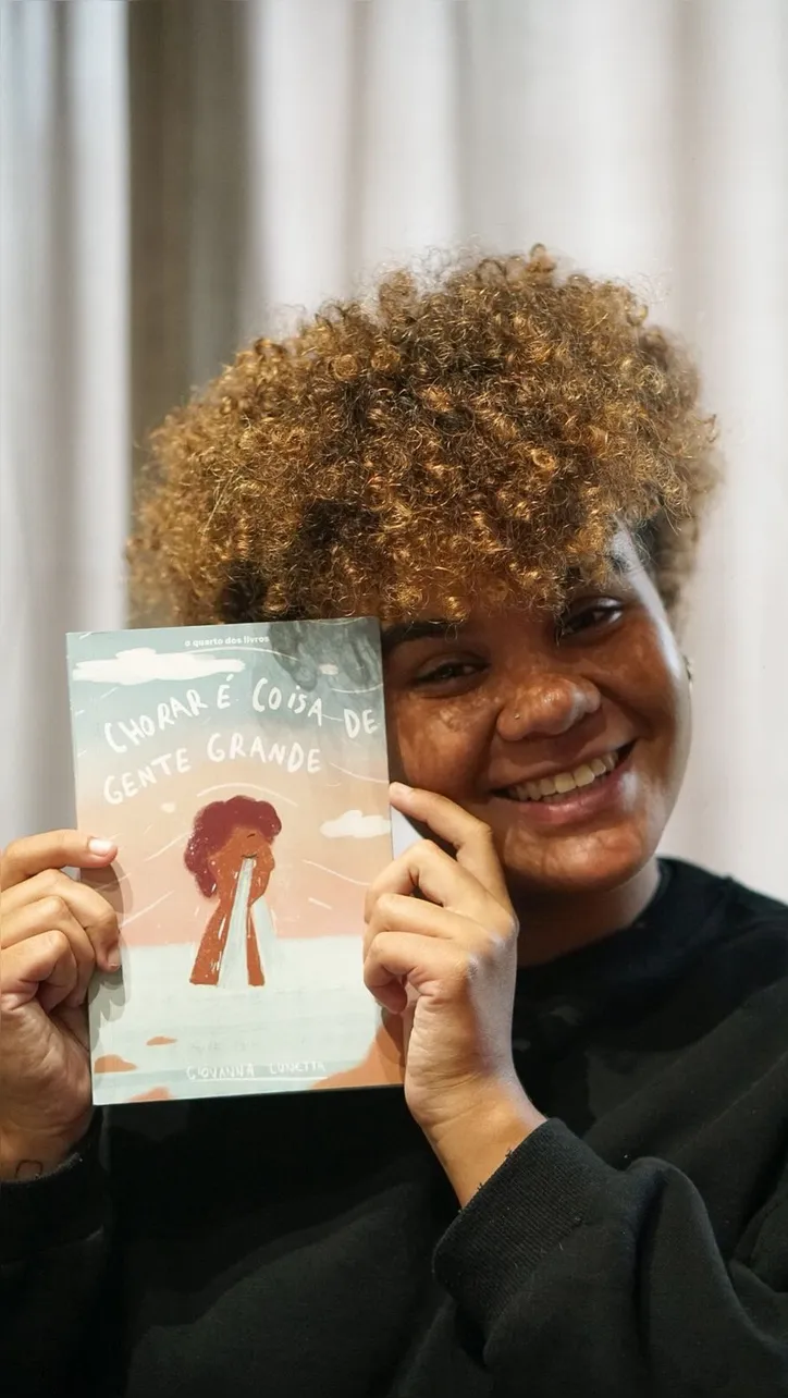 Escritora encontrou nas letras uma forma de nomear as emoções e diz que escreve a partir da própria identidade