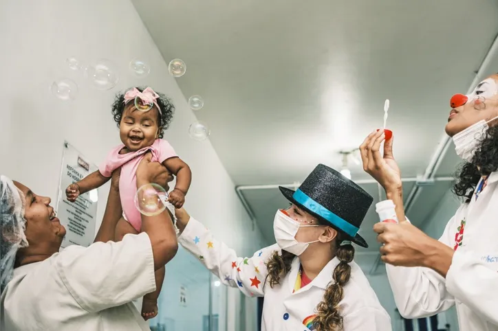 Projeto usa a prática da palhaçaria para humanizar tratamentos