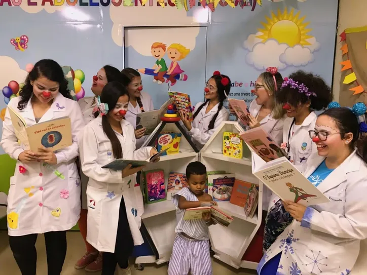 Projeto usa a prática da palhaçaria para humanizar tratamentos