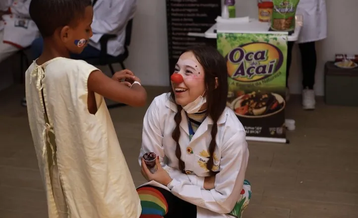 Projeto usa a prática da palhaçaria para humanizar tratamentos