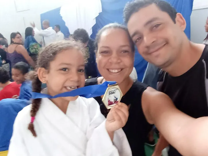 Maria Eduarda e seus pais, Wesley e  Ana