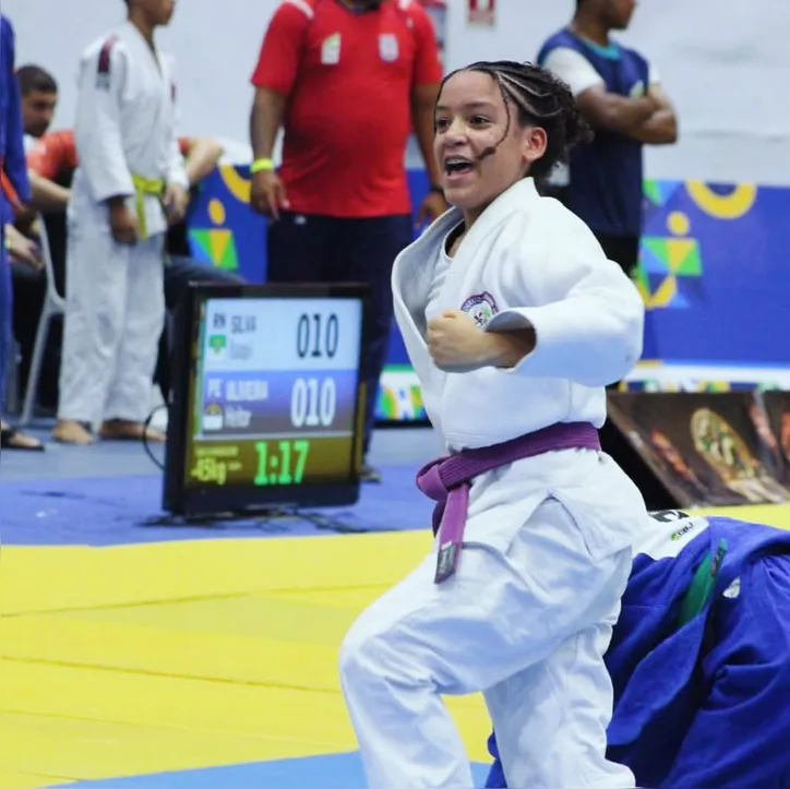 Maria Eduarda comemorando no campeonato regional brasileiro 2025