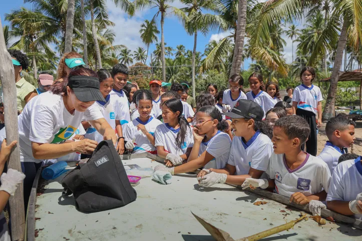 Imagem ilustrativa da imagem Estudantes participam de ação de conscientização e limpeza do Rio Meirim, em Maceió