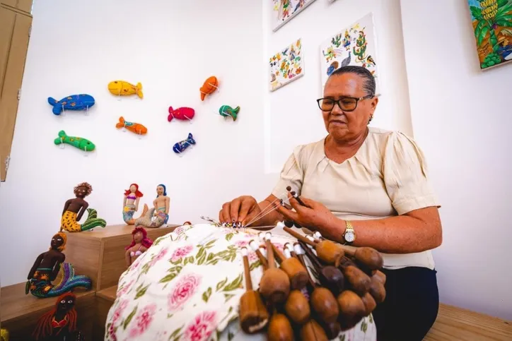 Peças em renda de bilro de Dona Zuza fazem parte da exposição