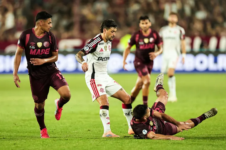 Arrascaeta em ação em Lanús x Flamengo pela Recopa Sul-Americana