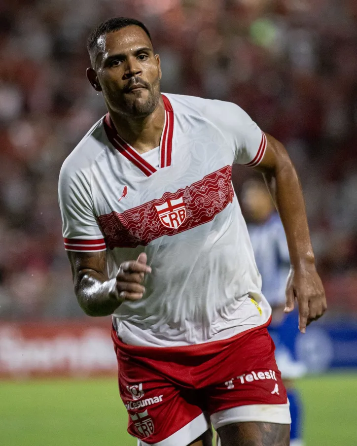 Mikael deve voltar ao CRB contra o ASA, após cumprir suspensão