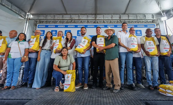 Paulo Dantas entregou ontem sementes em Cacimbinhas