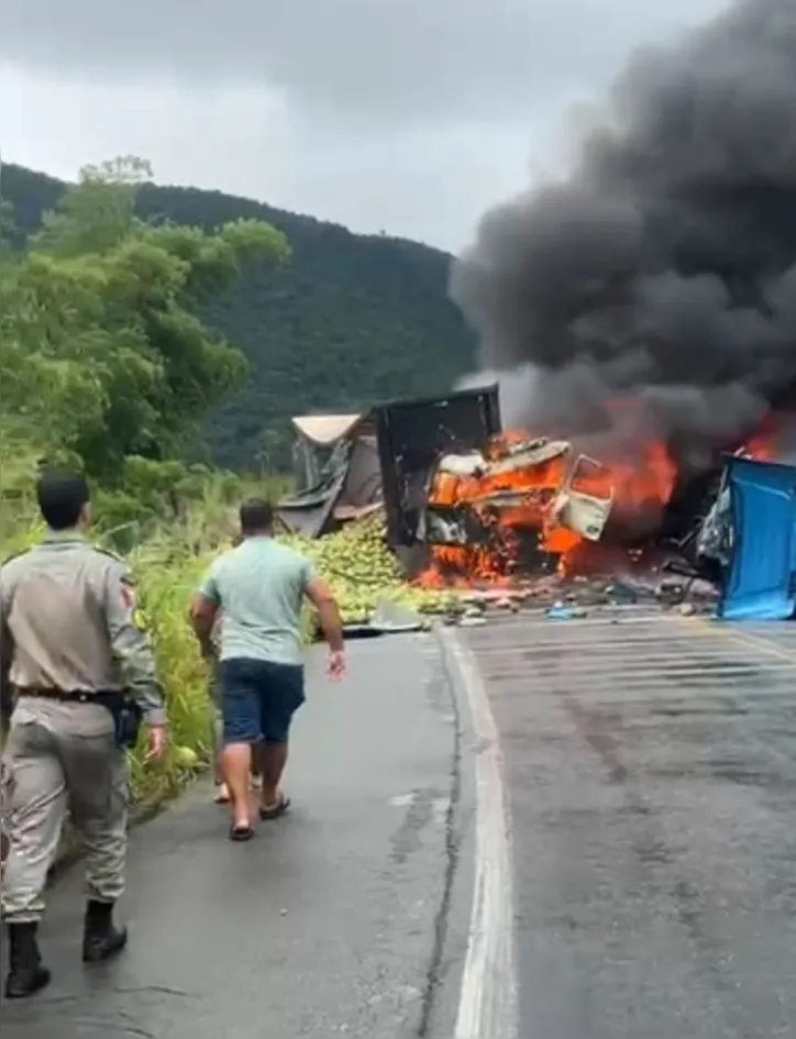 Acidente causou incêndio nas cabines dos veículos