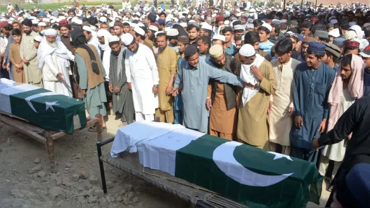 Os ataques mútuos mataram quase 300 pessoas