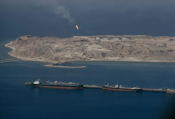 Estreito é a rota por onde passam 20% do petróleo mundial