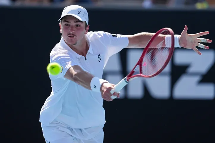 Brasileiro João Fonseca venceu tenista belga por 7/6 (2) e 6/4