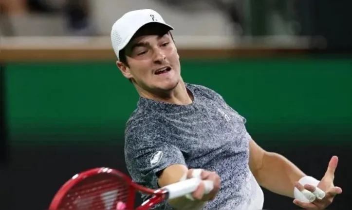 João Fonseca venceu por 2 sets a 1 (6/4, 3/6 e 6/2), em 1h50m