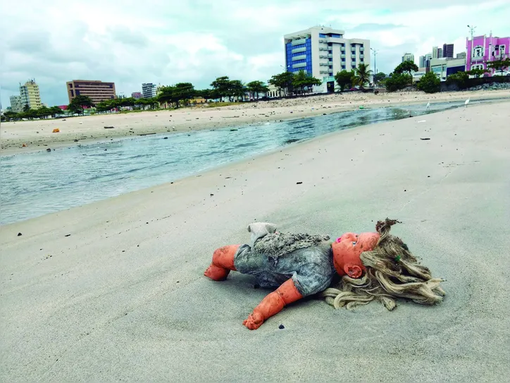 Imagem ilustrativa da imagem Lixo “esquecido” na praia invade os oceanos, afeta ecossistemas e acaba com vidas marinhas