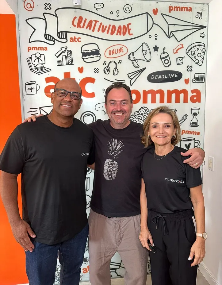 Sócios-diretores da Artecetera, PATRÍCIA LAVENÈRE e LUCIANO QUIRINO receberam TIM LUCAS (no meio), da Hyper Island, instituição mundial de educação e inovação fundada na Suécia