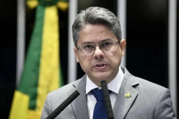 Senador Alessandro Vieira protocolou ontem o pedido de abertura de CPI