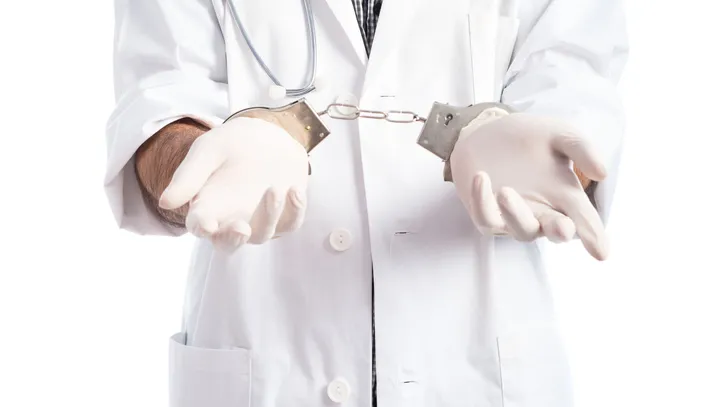 Imagem ilustrativa da imagem Médico é condenado a 6 anos por violência sexual contra pacientes em Maceió