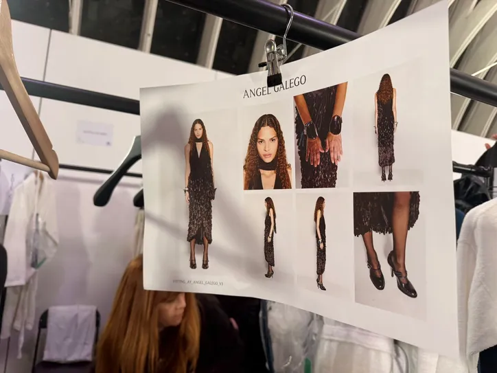 Alagoana desfilou com um longo preto bastante elegante