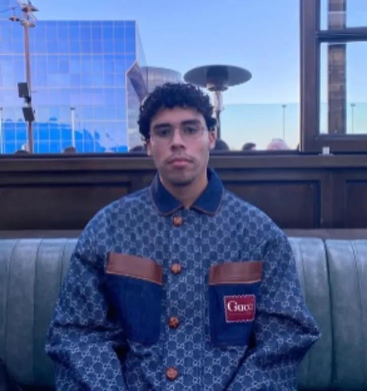 Imagem ilustrativa da imagem Modelo e irmão de Bad Bunny, Bernie Martinez conquista a web