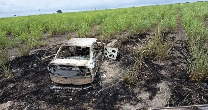 Carro foi encontrado carbonizado.