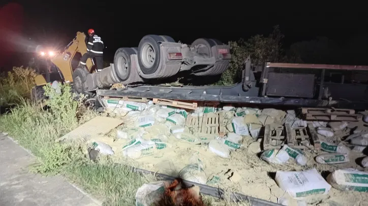 Carreta tomba e motorista morre preso às ferragens na AL-140, em Mata Grande