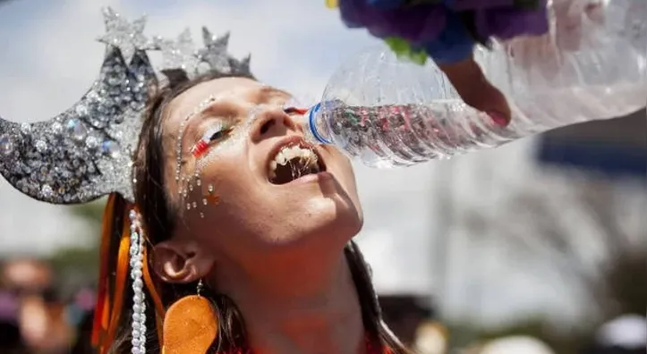 Beber bastante água é fundamental para ficar bem durante o Carnaval