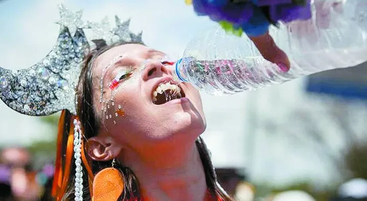 Nutricionista diz que, na festa, a prioridade deve ser a hidratação