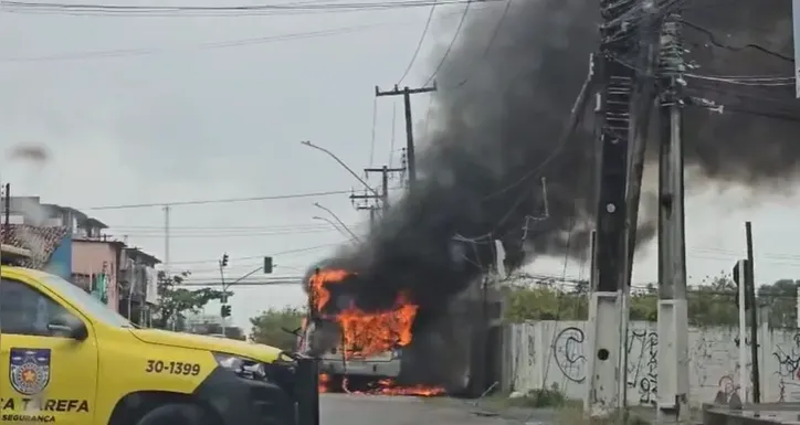 Chamas se espalharam rapidamente pelo veículo