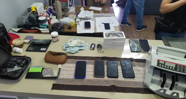 Polícia apreendeu carros, máquina de contar dinheiro e cartões
