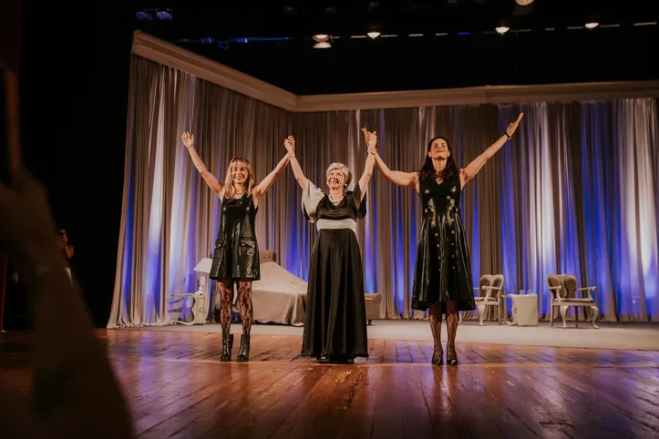 Peça aborda memória, envelhecimento e escolhas ao longo da vida