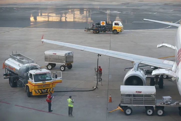 Avião é abastecido com combustível no aeroporto de Brasília
